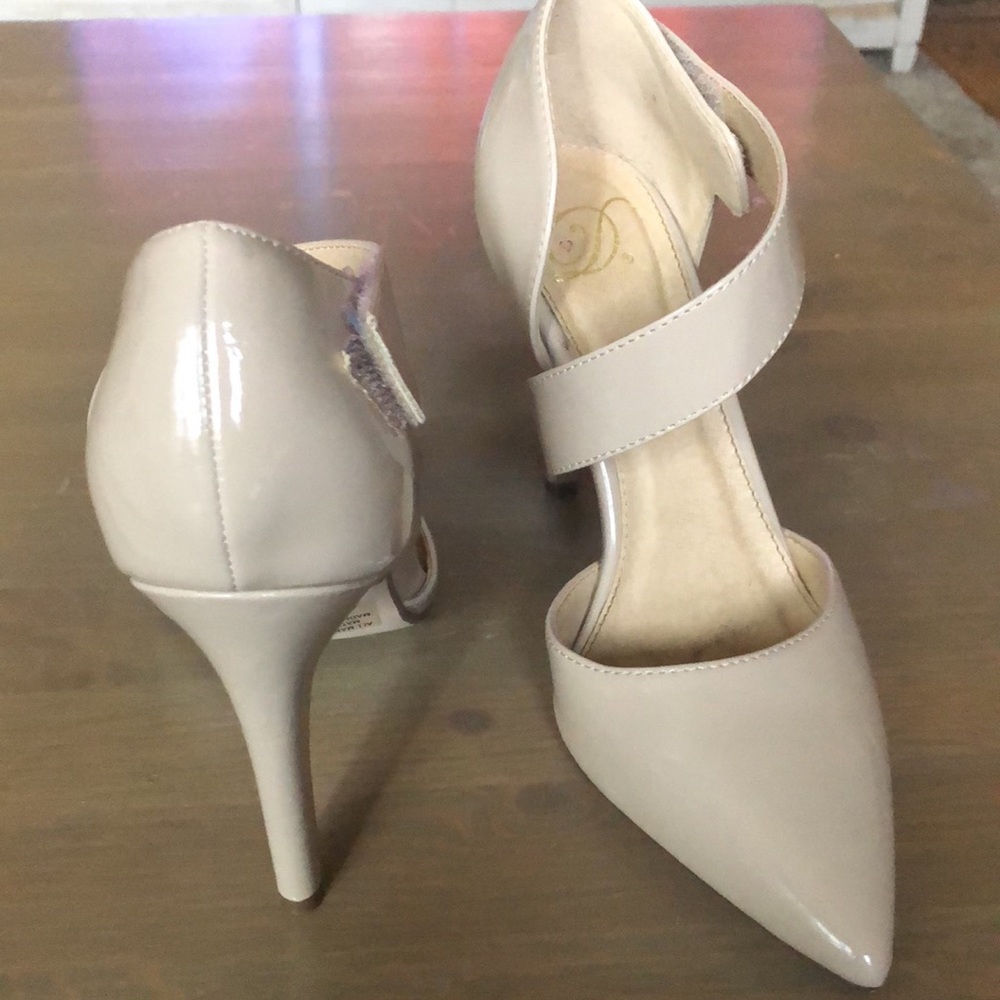Size 6/12 nude pump Velcro